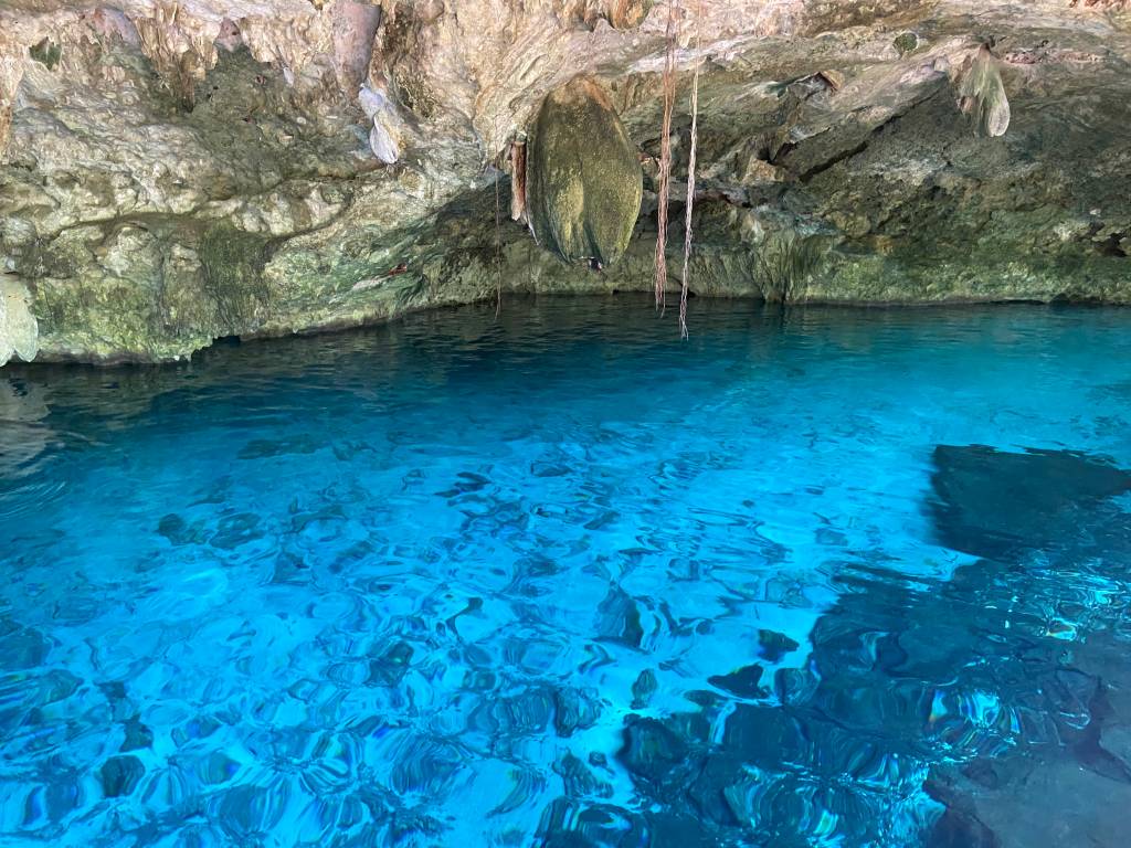 Cenote Dos Ojos, Tulum, México Cenote Dos Ojos, Tulum, México