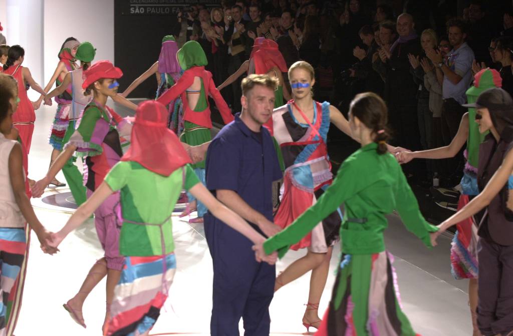 Desfile de Alexandre Herchcovitch durante o São Paulo Fashion Week – Verao 2003 Desfile de Alexandre Herchcovitch durante o São Paulo Fashion Week - Verao 2003