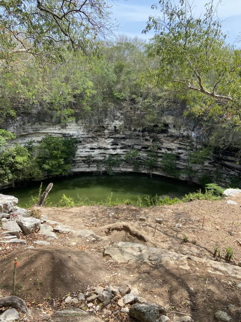 Cenote Sagrado, Chichén Itzá, México Cenote Sagrado, Chichén Itzá, México