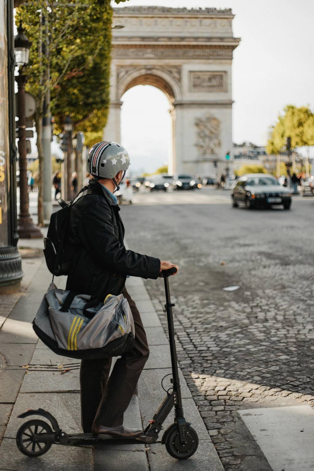 pexels-maxavans-5088295 Um parisiense com sua trotinete e o Arco do Triunfo ao fundo