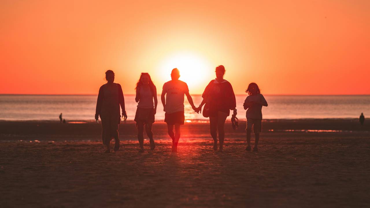 Família anda contra o Sol