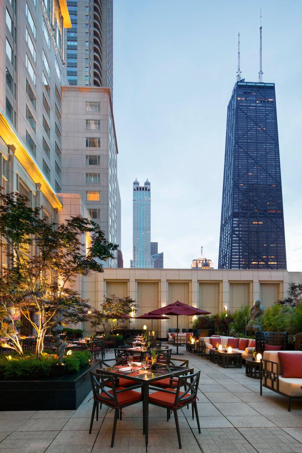 Shanghai Terrace, Peninsula, Chicago, Estados Unidos Terraço com vista para o John Hancock Center, que abriga um dos fabulosos mirantes da cidade, o 360 Chicago