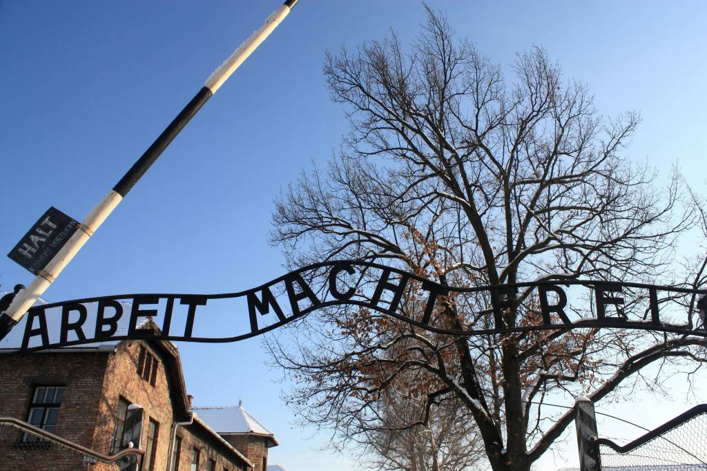 auschwitz-entrada-portao auschwitz-entrada-portao