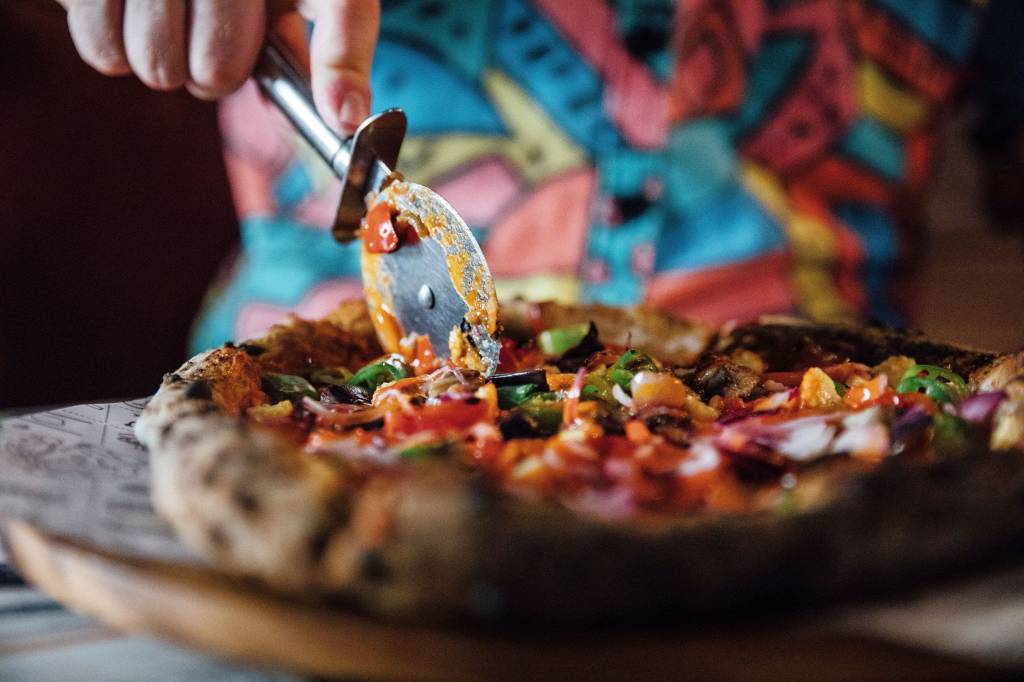 festival vegano visitbritain Imagem de pizza corte de pizza vegana.