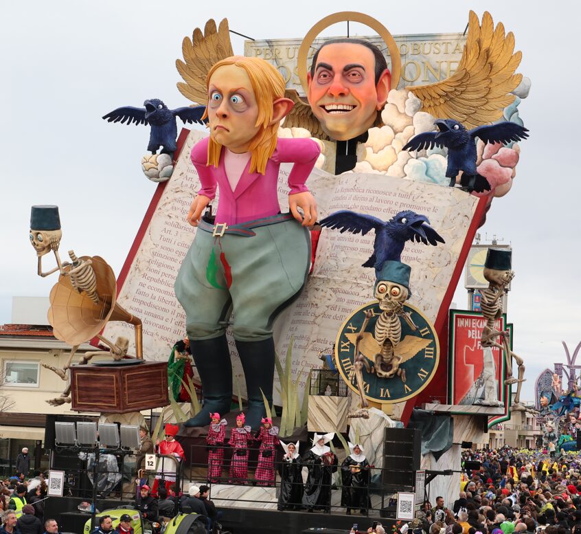 giorgia-meloni-carnaval-viareggio