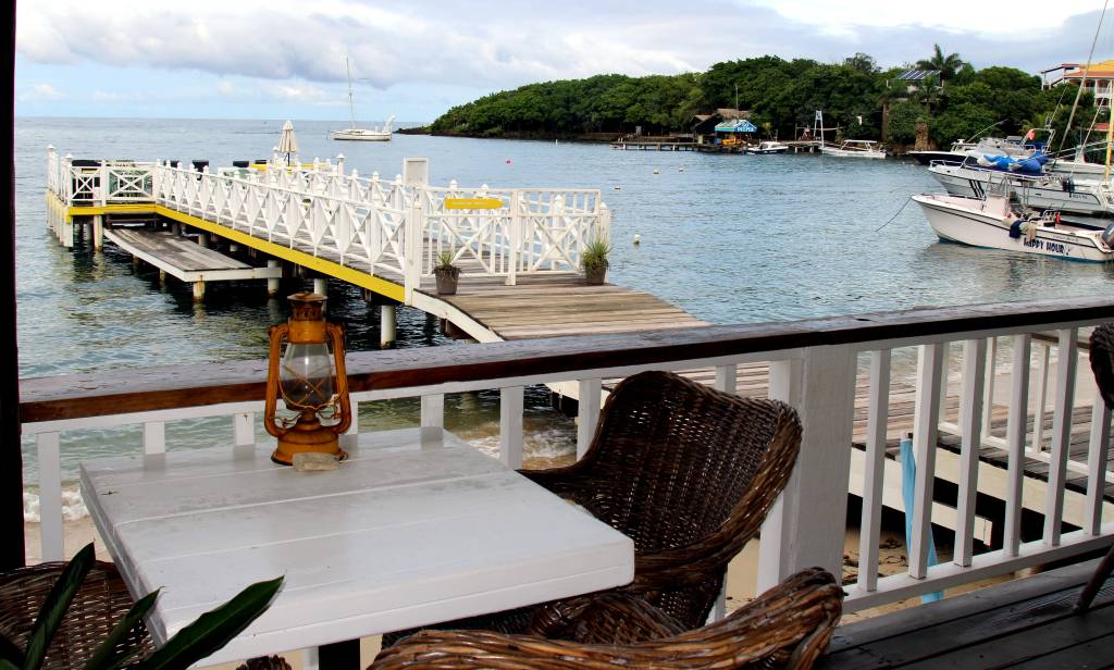 half-moon-bay-roatan half-moon-bay-roatan