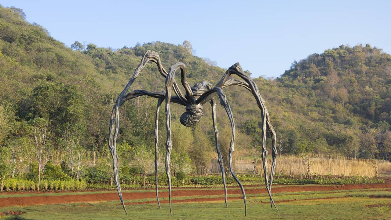 'Maman', a icônica série de aranhas criada por Louise Bourgeois ganhou terreno na Khao Yai Art Forest Tailândia