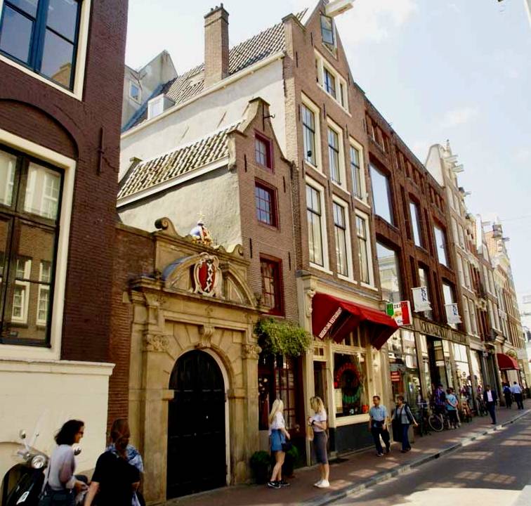 Fachada da Het Keinste Huis, em Amsterdam